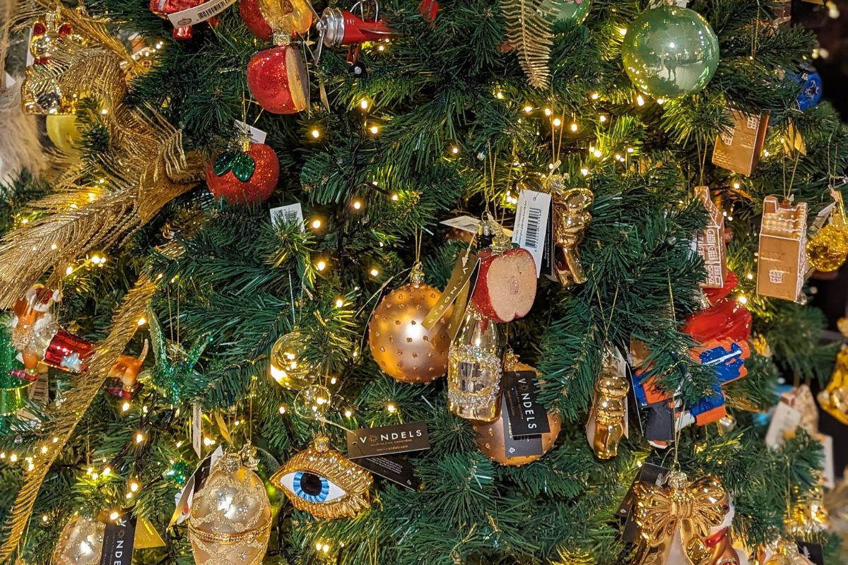 kerstboom versieren kerstornamenten